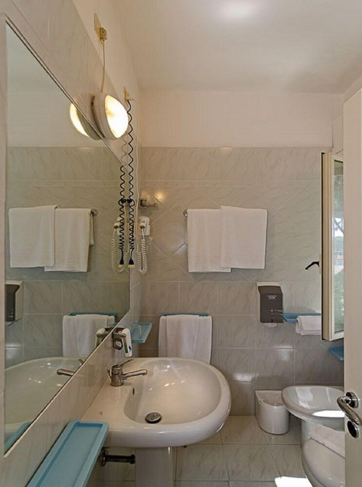 Hotel Le Ginestre Λίντο ντι Καμαϊόρε Εξωτερικό φωτογραφία