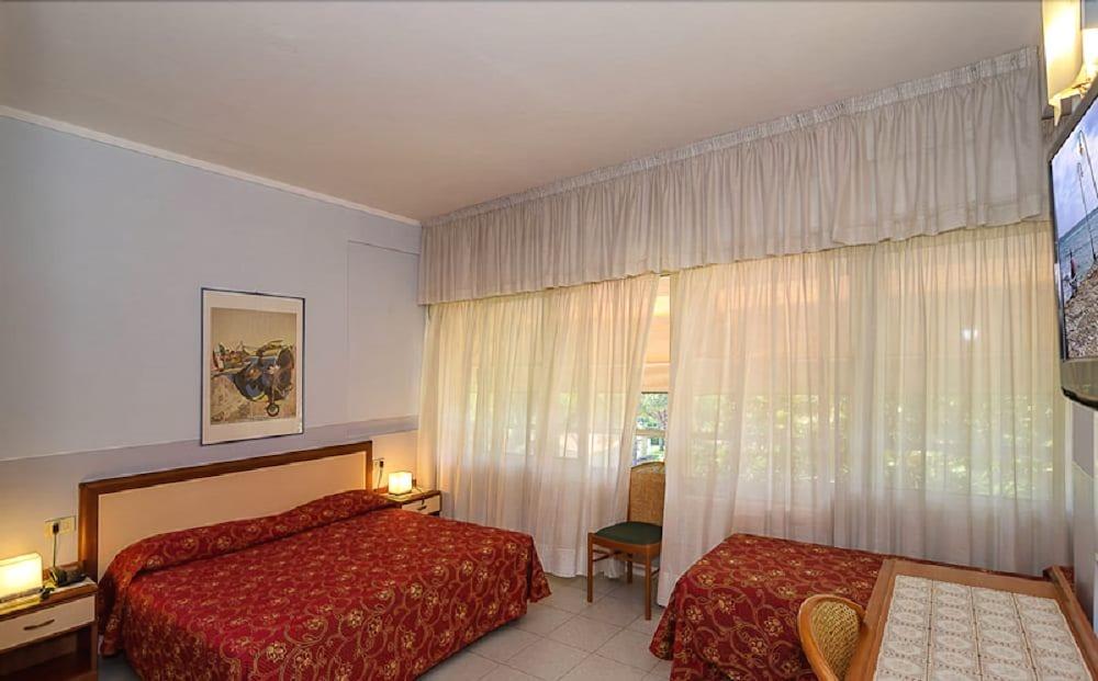 Hotel Le Ginestre Λίντο ντι Καμαϊόρε Εξωτερικό φωτογραφία