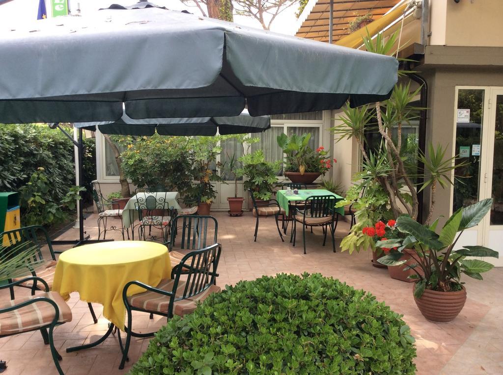 Hotel Le Ginestre Λίντο ντι Καμαϊόρε Εξωτερικό φωτογραφία