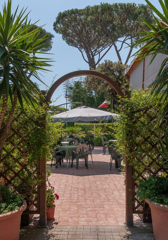 Hotel Le Ginestre Λίντο ντι Καμαϊόρε Εξωτερικό φωτογραφία