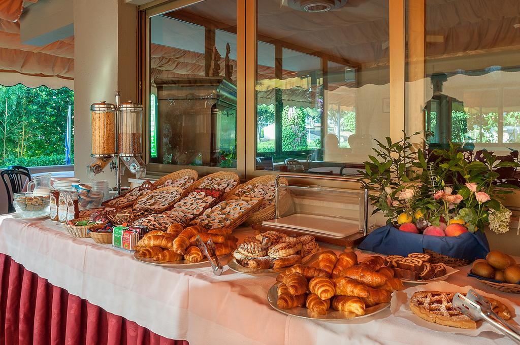 Hotel Le Ginestre Λίντο ντι Καμαϊόρε Εξωτερικό φωτογραφία