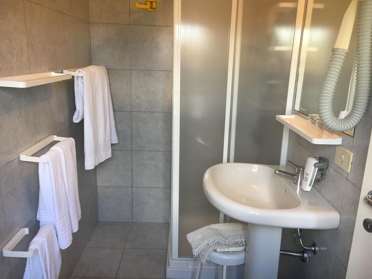 Hotel Le Ginestre Λίντο ντι Καμαϊόρε Εξωτερικό φωτογραφία