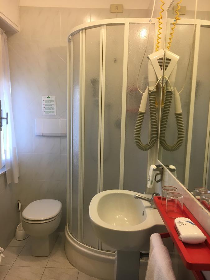Hotel Le Ginestre Λίντο ντι Καμαϊόρε Εξωτερικό φωτογραφία