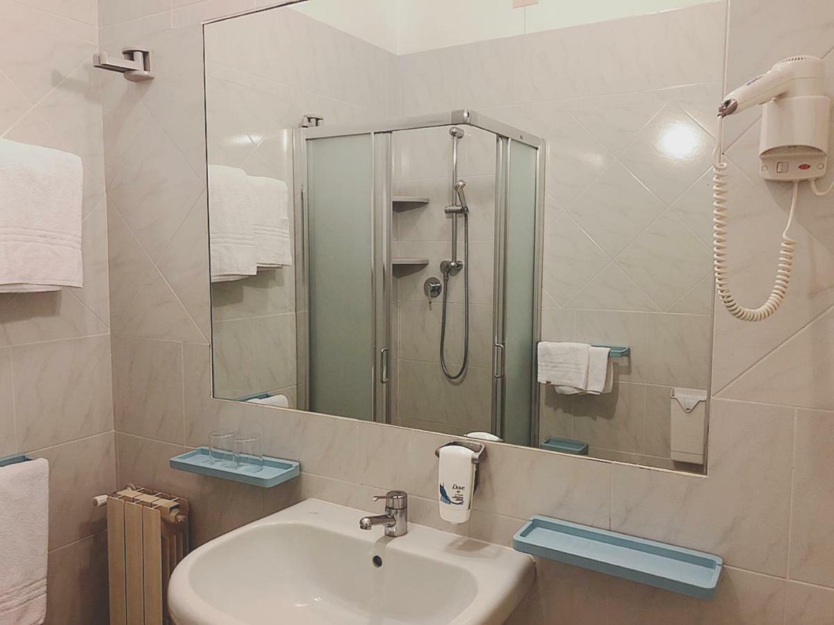 Hotel Le Ginestre Λίντο ντι Καμαϊόρε Εξωτερικό φωτογραφία