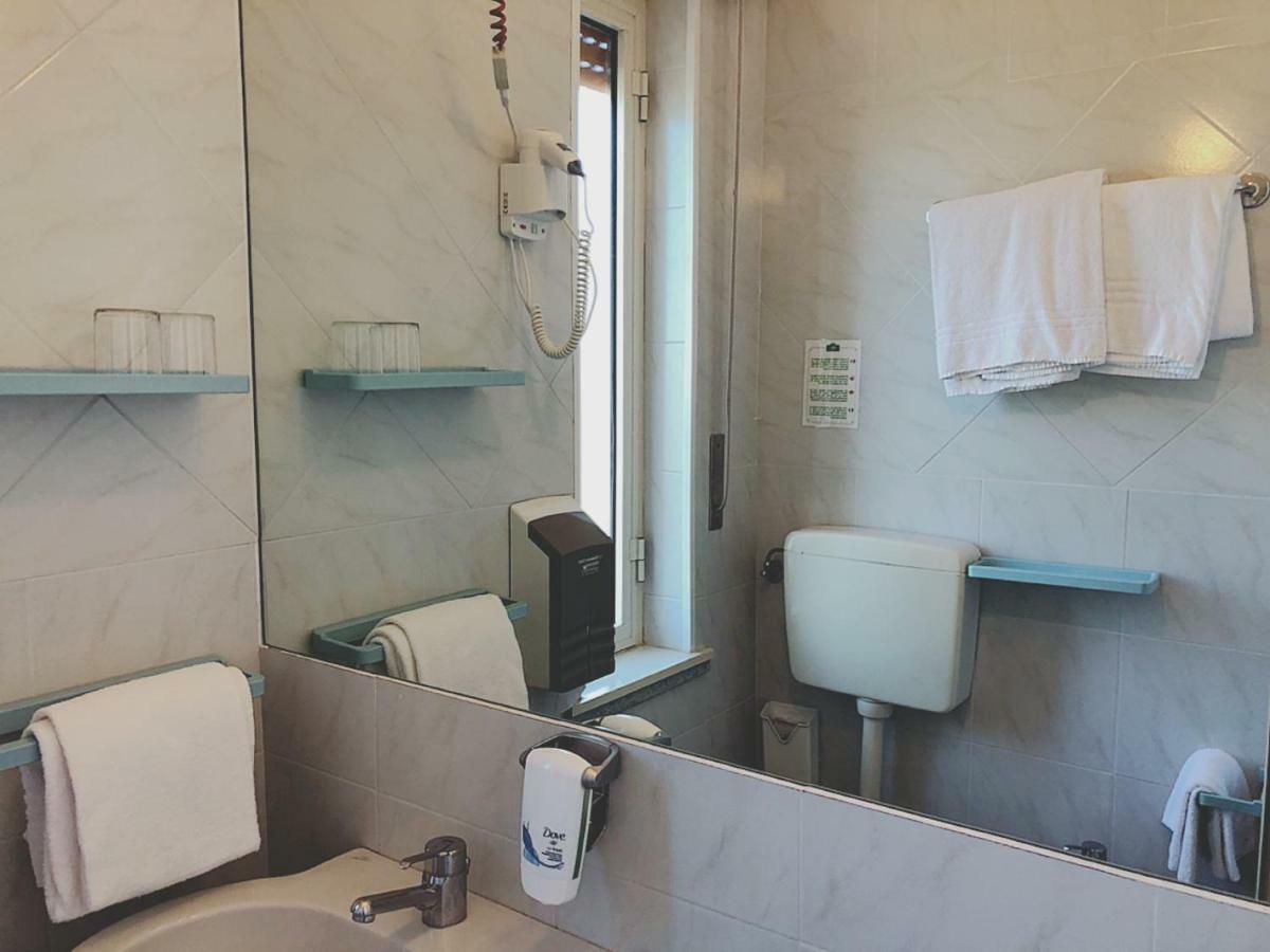 Hotel Le Ginestre Λίντο ντι Καμαϊόρε Εξωτερικό φωτογραφία